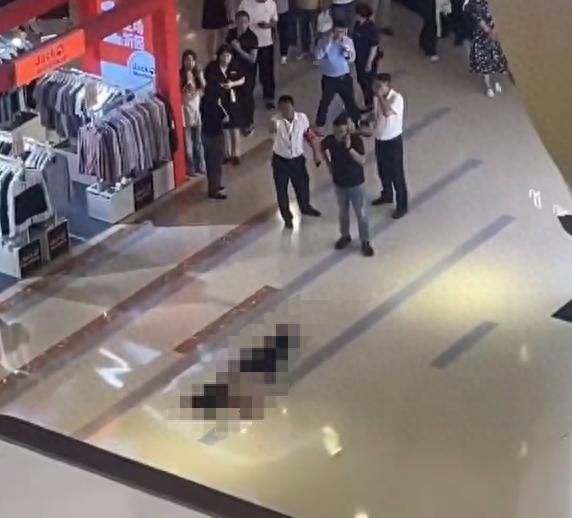 PP电子-扬州女子商场跳楼现场惨烈声音巨大知情人透露：是因一杯奶茶