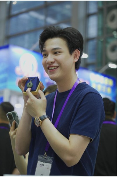 PP电子-短视频的直播科普珠宝知识广东小伙“走播”带货打开线上新市场